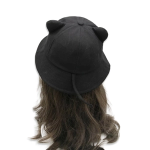 Cappello a secchiello nero alla moda con orecchie di gatto e dettaglio della coda