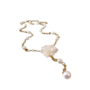 Elegant French flower pearl necklace with gold chain and floral pendant for women