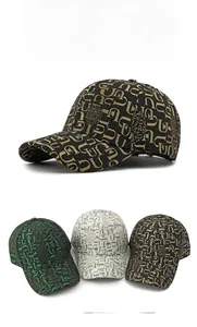 Detailansicht der Jacquard-Baseballkappe mit Monogramm-Muster und Strukturkrone