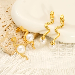 Boucles d'oreilles serpent dorées avec perles en modèles longs et courts