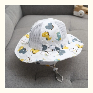 Dettaglio del cappello da sole per neonati con tessuto a rete e carino motivo dinosauro