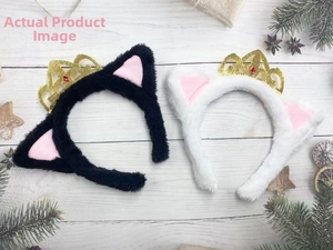 Dettaglio di cerchietti con orecchie di gatto in peluche, corone dorate e strass rossi