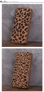 Dettaglio del portafoglio lungo leopardato con texture in sughero e zip dorata