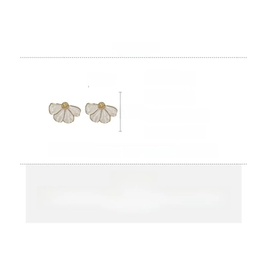 Détail des boucles d'oreilles fleurs blanches avec dimensions et poids de 5,4g