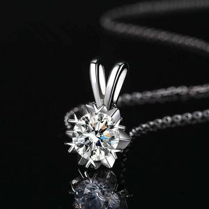 Elegant S925 sterling silver snowflake pendant necklace with a brilliant moissanite stone