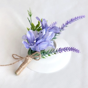 Fiore all'occhiello lavanda viola con corda di canapa rustica per matrimoni e cerimonie