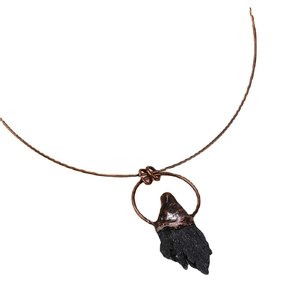 Collana girocollo vintage in bronzo con un ciondolo in tormalina nera naturale irregolare