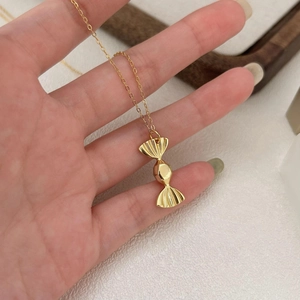 Collana con ciondolo a forma di caramella in argento 925 dorato con finitura testurizzata
