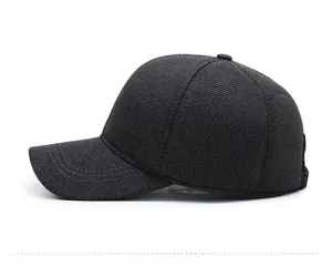 Vue détaillée d'une casquette d'hiver montrant la texture sergé et le logo Sport