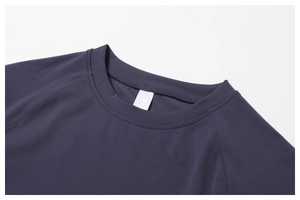 Dettaglio del girocollo e delle cuciture su questa maglietta da yoga blu-grigio scuro