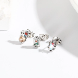 Set di tre orecchini a lobo in argento con zirconi colorati e motivi a cartone animato