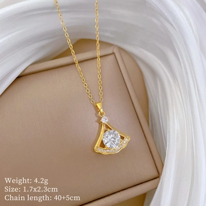 Vue macro d'un pendentif jupe dorée avec diamants sur une boîte à bijoux beige