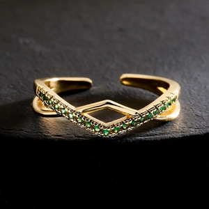 18K gold-plated double-layer V-shape open ring with green cubic zirconia on black rock