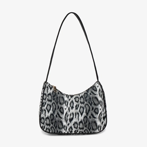 Borsa a spalla trendy in finta pelliccia leopardata con cerniera dorata e tracolla