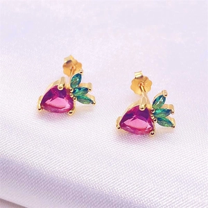 Boucles d'oreilles fraises en argent 925 avec cristaux roses et verts sur du satin