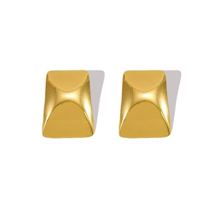 Makroaufnahme von 18k vergoldeten Edelstahl-Ohrringen mit geometrischer Lichtreflexion im X-Design
