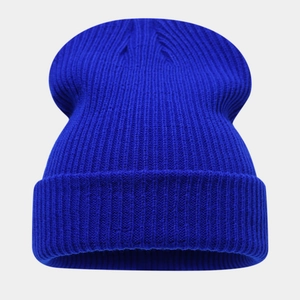 Gros plan détaillé de la texture côtelée verticale du bonnet en maille bleu roi