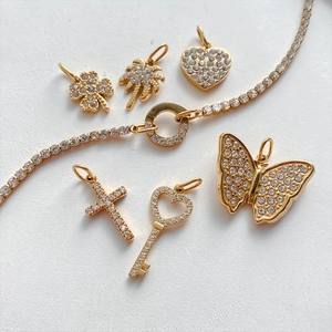 Elegante bracciale tennis in acciaio placcato oro 14K con ciondoli a farfalla e cuore