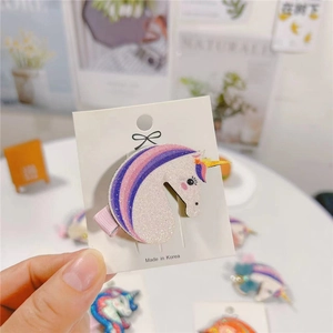 Dettaglio del fermaglio per capelli unicorno glitterato con sfumature rosa e viola