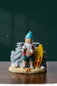Détail de la figurine de grand-père à la plage avec porte-épices et flacons en verre