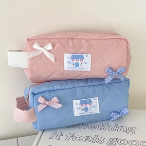 Gesteppte Federmäppchen mit Schleifen in Rosa und Blau mit Rautenmuster-Stickerei