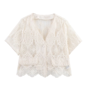 Elegante set due pezzi in pizzo bianco sporco con scollo a V, bottoni di perle e ricami