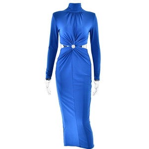 Détail de la robe bleue à manches longues avec découpe, fronces et boucle ronde