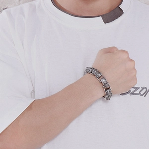 Nahaufnahme eines Retro-Silberarmbands mit Totenkopfgliedern für einen Gothic-Look