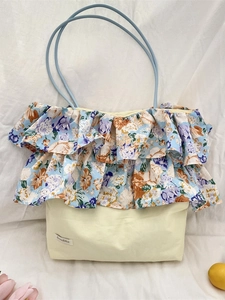 Borsa tote con volant floreali, stampa rosa vintage e base in tela beige minimalista