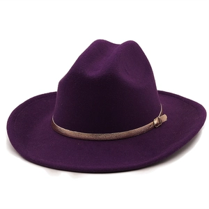Détail d'un chapeau fedora en laine violet foncé avec une ceinture dorée à boucle métallique
