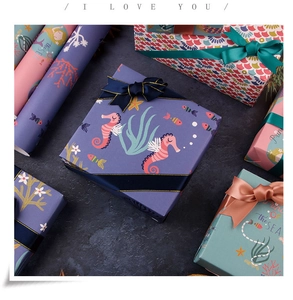 Détail de papier cadeau sur le thème de l'océan avec hippocampes, coraux et poissons tropicaux