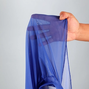 Macro-opname van koningsblauwe transparante mesh-stof met geplooide randen voor bikini
