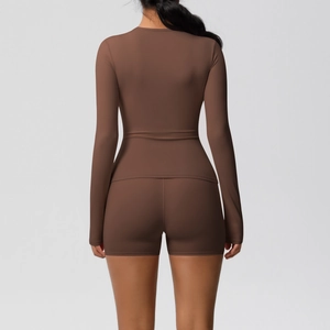 Ensemble de yoga deux pièces marron chocolat avec haut à manches longues et short