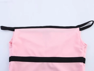 Dettaglio dello scollo con fiocco rosa e nero e finiture in tessuto di alta qualità