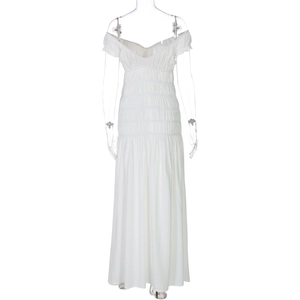 Détail de la robe longue blanche à épaules dénudées avec texture froncée et coupe trapèze