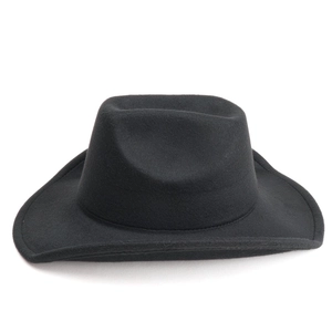 Vue détaillée du chapeau de cowboy en feutre noir avec couronne classique et bord incurvé