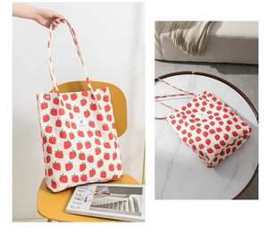 Bolso tote grande de pana con estampado de fresa roja, bolso de hombro informal para mujer.