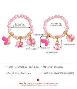 Vue détaillée des bracelets de perles roses avec mesures et pendentifs ruban rose