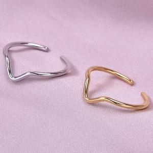 Anelli aperti minimalisti a forma di onda in finitura oro e argento su seta