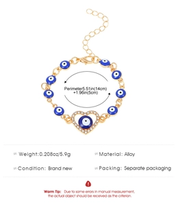 Detail van hartvormige boze oog hanger met blauwe kralenarmband van 14cm+5cm lang