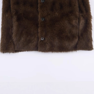 Manteau en fausse fourrure marron foncé à manches longues avec boutons noirs et texture peluche