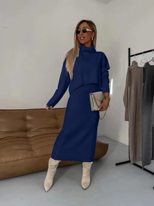 Détail de l'ensemble deux pièces en tricot bleu foncé avec haut col montant et jupe