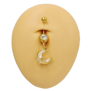 Makroansicht des goldenen Mond-Bauchnabelpiercings mit Zirkonia-Schmetterling am Modell