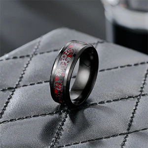 Détail macro d'une bague en titane pour homme avec engrenage noir et fond rouge texturé