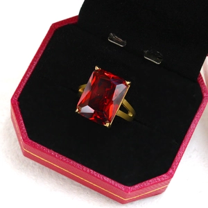 Anello con rubino rettangolare e fascia dorata in scatola rosa, placcato in oro 18 carati