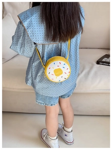 Detail of cute donut-shaped crossbody bag for girls showing its realistic size and design