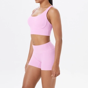 Vue latérale de l'ensemble de yoga rose pâle avec débardeur col en U et short taille haute