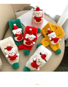 Détail d'écharpes de Noël en peluche avec oursons 3D et pompons festifs colorés