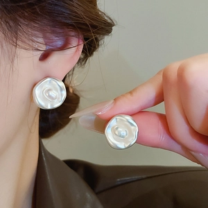 Dettaglio dell'orecchino vintage francese in metallo argentato con perla bianca tonda