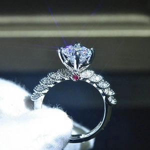 Elegante anello in moissanite argento con piccola pietra d'accento rossa laterale